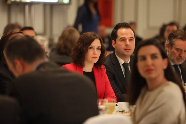 La presidenta de la Comunidad de Madrid, Isabel Díaz Ayuso y el vicepresidente de la Comunidad de Madrid, Ignacio Aguado, asisten a un desayuno informativo.