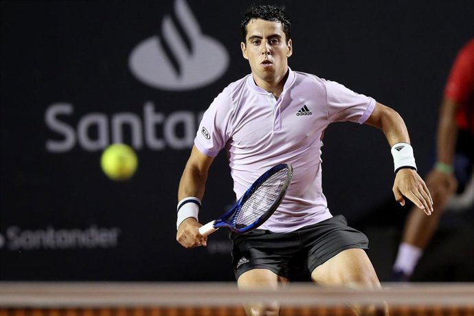 El tenista español Jaume Munar busca una pelota en el torneo de Río de Janeiro