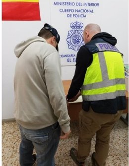 Agentes de la Policía Nacional en El Ejido (Almería).