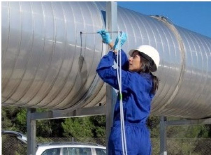 Una investigadora durante su trabajo en la planta