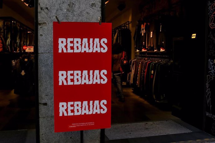 Un cartel en la entrada de una tienda de moda de Madrid, en el que se lee ' Rebajas'.
