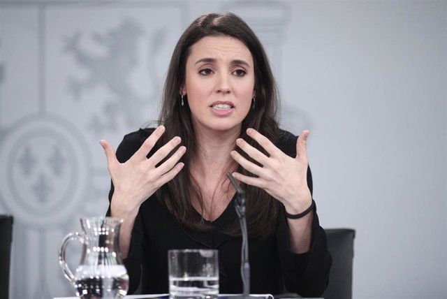 La ministra de Igualdad, Irene Montero, comparece en rueda de prensa tras el Consejo de Ministros en Moncloa, en Madrid (España), a 18 de febrero de 2020.