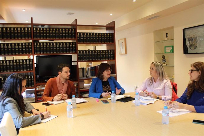 La consejera de Igualdad, Blanca Fernández, se reúne con representantes de CCOO y UGT.T