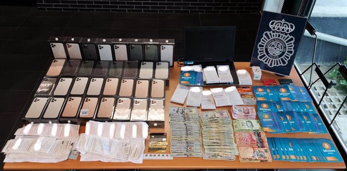 La Policía Nacional detiene a un hombre por estafar casi 100.000 euros tras adquirir monedas virtuales con tarjetas falsificada
