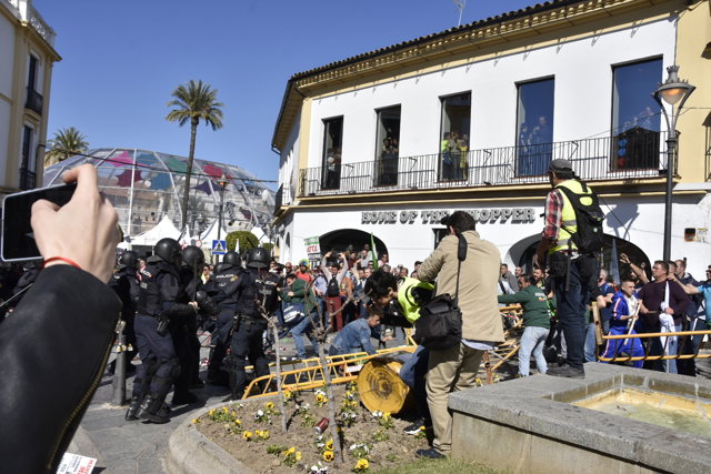 Agentes de policía vigilan la manifestación convocada en Mérida para pedir medidas para paliar la situación en el campo durante la reunión del presidente extremeño, Guillermo Fernández Vara, con el secretario de La Unión Extremadura, Luis Cortés.