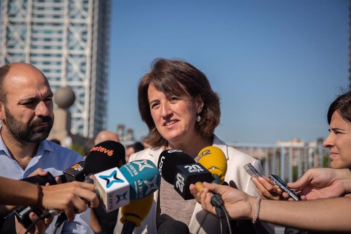 La presidenta de la Asamblea Nacional Catalana (ANC), Elisenda Paluzi ofrece declaraciones a los medios de comunicación, a su derecha el portavoz de mnium Cultural, Marcel Mauri. Estas entidades han convocado una nueva manifestación para el próximo sáb