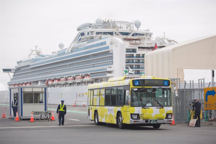 Um autobús espera en Yokohama en el muelle donde atracó el crucero Diamond Princess por la amenaza del coronavirus