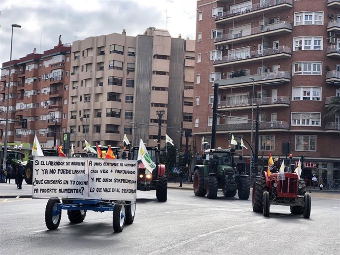 Imagen de la cabecera de la manifestación de los agricultores, en la plaza Circular