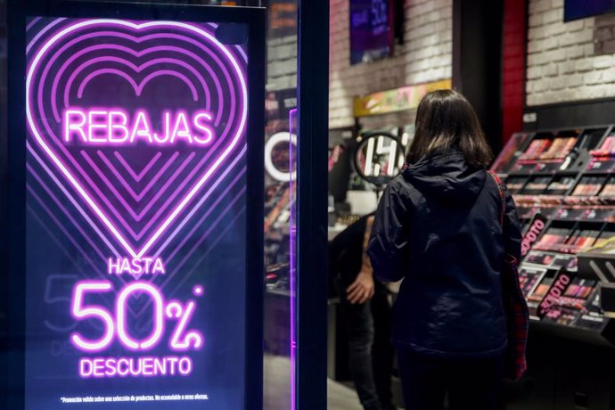 Una dona entra en una botiga de cosmtics de Madrid, on es promocionen rebaixes de fins al 50%.