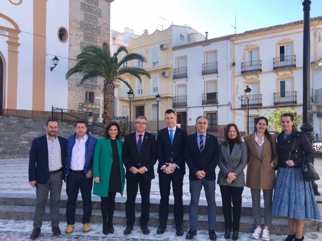 Elías Bendodo, consejero de Presidencia de la Junta de Andalucía, realiza una visita institucional al municipio de Cuevas de San Marcos.
