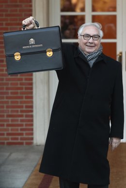 El ministro de Universidades, Manuel Castells, posa con la cartera de su ministerio, a su llegada a La Moncloa para la primera reunión del Consejo de Ministros