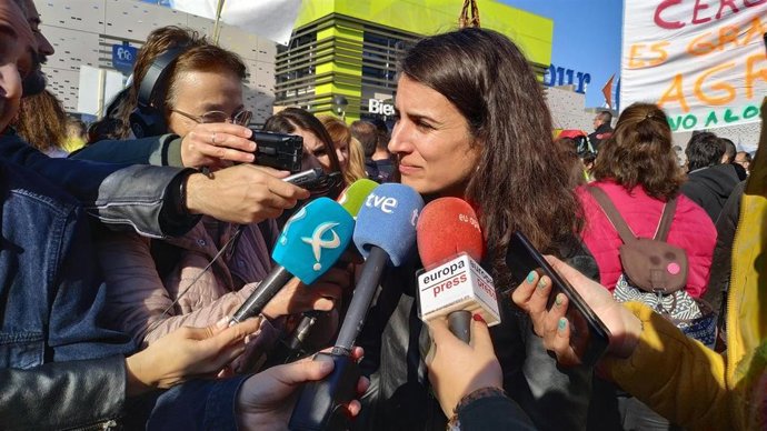La portavoz de Unidas por Extremadura, Irene de Miguel, atiende a los medios en la manifestación de agricultores