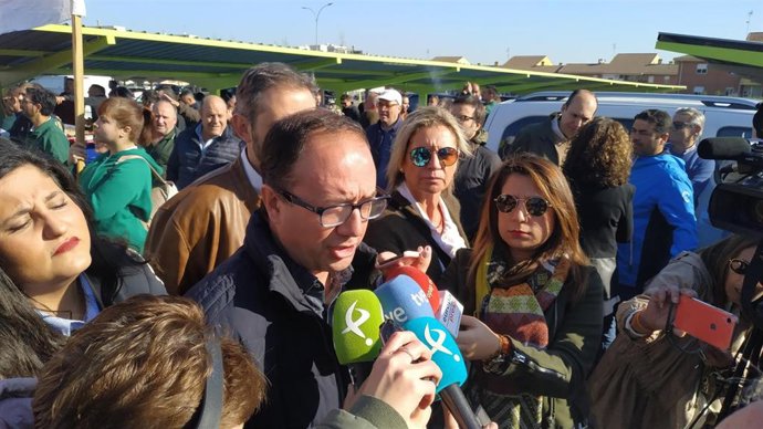 El portavoz de Cs Extremadura, Cayetano Polo, atiende a los medios en la manifestación agraria