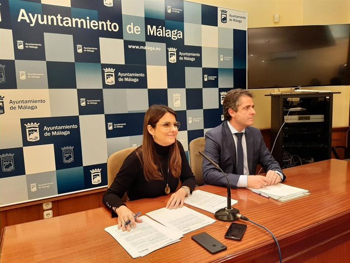 La portavoz del equipo de gobierno municipal, Susana Carillo, informa sobre los asuntos tratados en la junta de gobierno local junto al edil Carlos Conde.