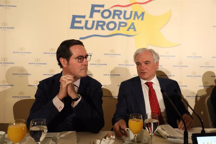 El presidente de la CEOE, Antonio Garamendi (izq) y el presidente del CEIM, Miguel Garrido de la Cierva (dech), durante un desayuno informativo de Fórum Europa, en Madrid (España), a 21 de febrero de 2020.