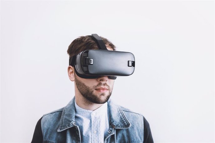Hombre utilizando un visor de Realidad Virtual.