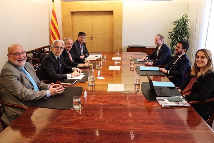 Representantes de Pimec y Foment del Treball en una reunión con el vicepresidente y conseller de Economía y Hacienda de la Generalitat, Pere Aragons, y su equipo