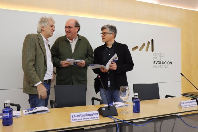 En el centro de la imagen, el director general de Políticas Culturales de la Junta de Castilla y León, José Ramón González, durante la presentación de las actividades del MEH.
