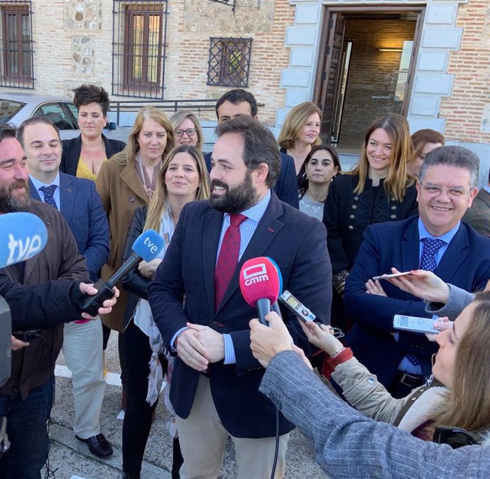 El presidente del PP de Castilla-La Mancha, Paco Núñez, atiende a los medios a las puertas de las Cortes regionales