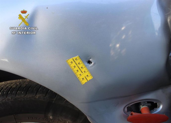 El agujero provocado por un disparo en un vehículo