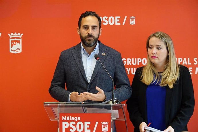 El portavoz del PSOE en el Ayuntamiento de Málaga, Daniel Pérez, y la concejala socialista Alicia Murillo en rueda de prensa