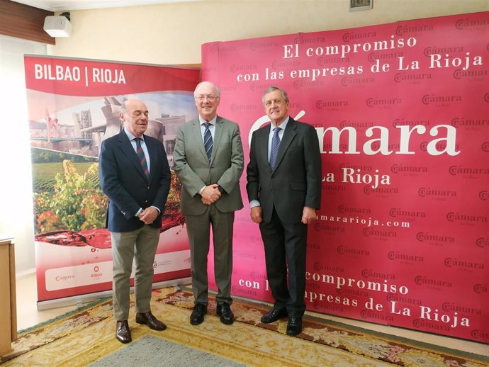 Juan Mari Sáenz de Buruaga, presidente del Comité Bilbao-Rioja de Great Wine Capitals, y Jaime García-Calzada, presidente de la Cámara de Comercio, Industria y Servicios de La Rioja, acompañados del presidente del Consejo Regulador de la DOCa Rioja, Fer