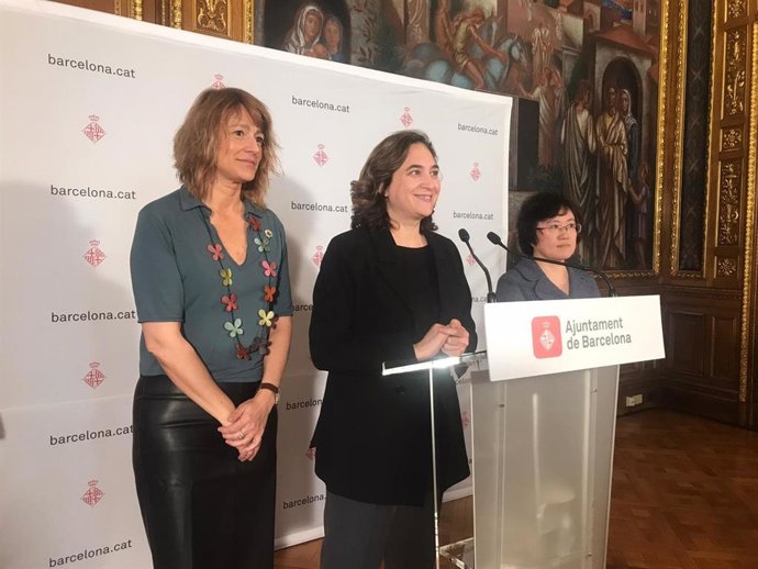 La teniente de alcalde Laia Bonet; la alcaldesa de Barcelona, Ada Colau, y la cónsul general de la República Popular China, Lin Nan, en una rueda de prensa este viernes.