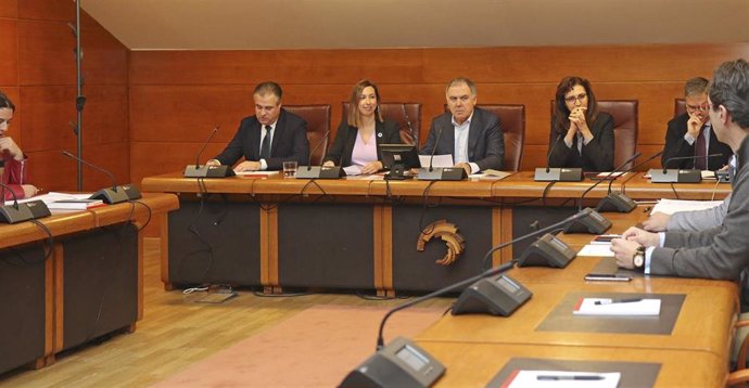 La consejera de Economía y Hacienda, María Sánchez, comparece ante la Comisión de Economía y Hacienda del Parlamento