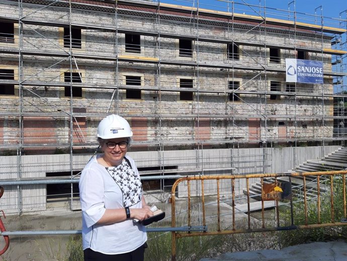La alcaldesa de Gijón, Ana González, durante la visita de las obras de Tabacalera en julio de 2019.