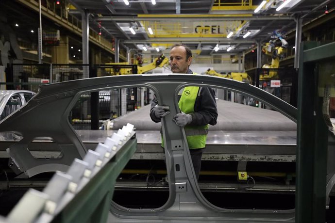 Trabajador de la factoría de Opel durante el acto institucional y rueda de prensa con motivo del inicio de la producción en serie del Opel Corsa-e en su factoría, en Zaragoza (España), a 21 de febrero de 2020.