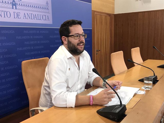 El portavoz adjunto de Adelante Andalucía, José Ignacio García, en la sala de prensa del Parlamento.