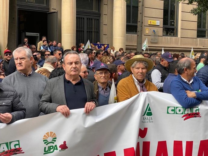 El secretario general de CCOO Región de Murcia, Santiago Navarro, en la manifestación convocada por el sector agrario en Murcia