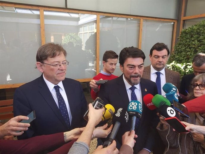 Ximo Puig escucha al alcalde de Alicante, Luis Barcala.
