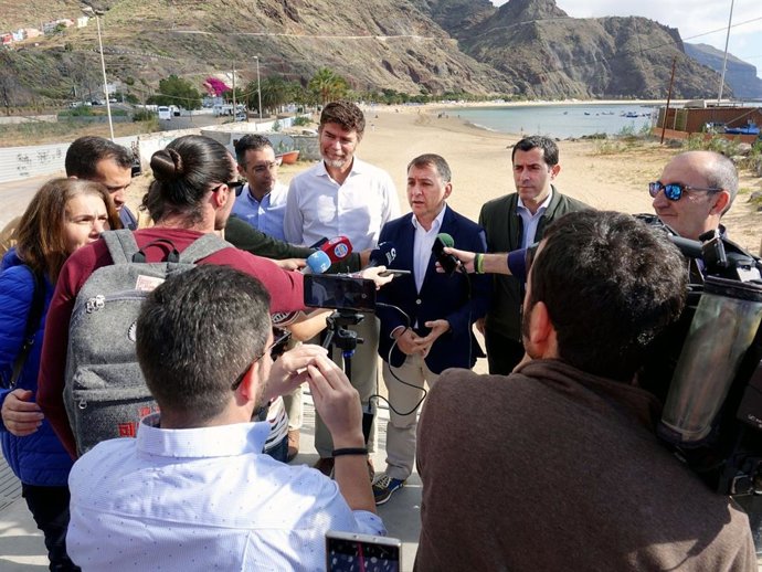 El presidente del grupo municipal nacionalista, José Manuel Bermúdez, y el portavoz del grupo popular, Guillermo Díaz Guerra, atienden a los medios con la playa de Las Teresitas de fondo