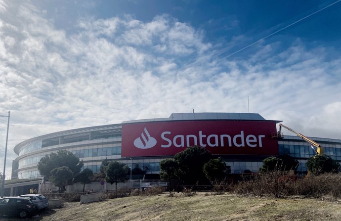 Uno de los edificios de la Ciudad Financiera del Grupo Santander cerca de la localidad madrileña de Boadilla del Monte  en Madrid (España) a 29 de enero de 2020.