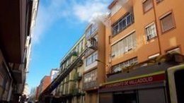 Imagen de la intervención de los bomberos en la calle Esperanto de Valladolid.