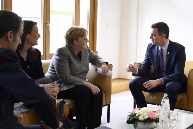 El presidente del Gobierno, Pedro Sánchez (d), se dirige a la canciller alemana, Angela Merkel (3i).