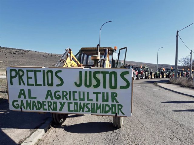 Uno de los tractores de la tractorada de agricultores y ganaderos de Molina de Aragón (Guadalajara) con un cartel en el que se lee "Precios justos al agricultor, ganadero y consumidor".  