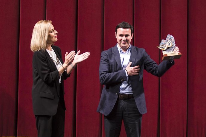 El presidente de la Diputación de Almería, Javier Aureliano García, recibe el Antifaz de Oro