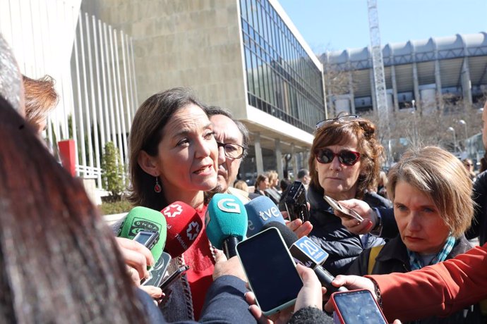 La ministra de Industria, Comercio y Turismo, Reyes Maroto ofrece declaraciones a los medios de comunicación en la puerta del Palacio de Congresos de Madrid. 