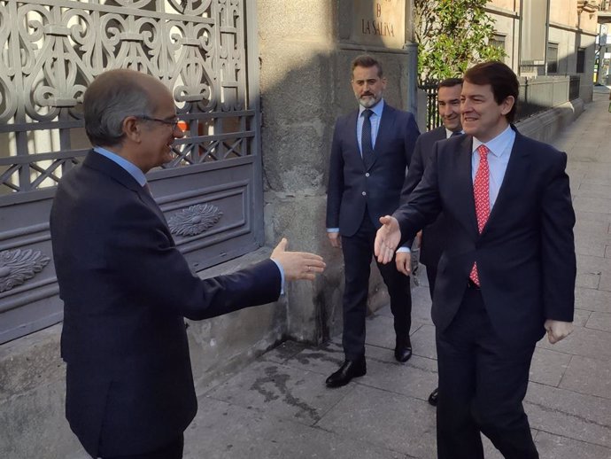 El presidente de la Diputación de Salamanca, Javier Iglesias (i), recibe a Fernández Mañueco (d) en La Salina.