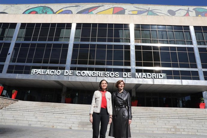 La ministra de Industria, Comercio y Turismo, Reyes Maroto (i) y la secretaria de Estado de Turismo, Bel Oliver (d) en el Palacio de Congresos y Exposiciones, en Madrid (España).