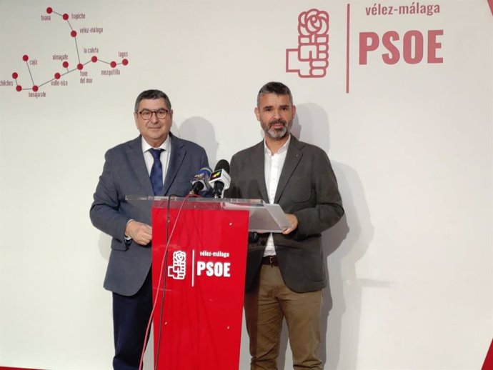 Los socialistas Antonio Moreno Ferrer y Jose Bernal en una rueda de prensa.