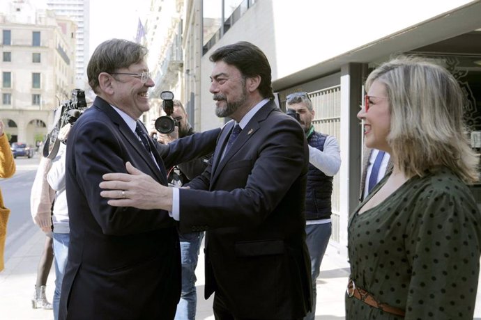 Puig y Barcala se saludan a las puertas del Ayuntamiento de Alicante ante Maria del Carmen Sánchez.