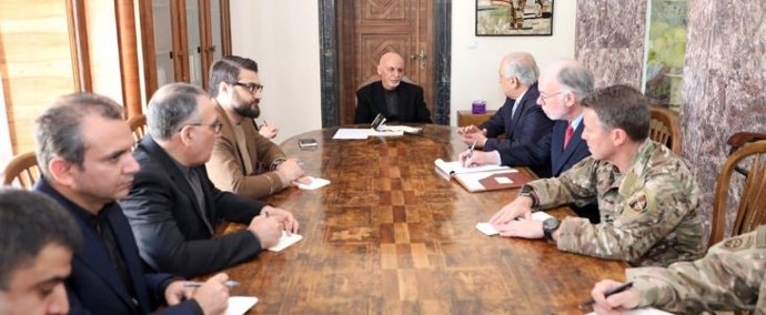 Ashraf Ghani se reúne con el enviado especial de EEUU