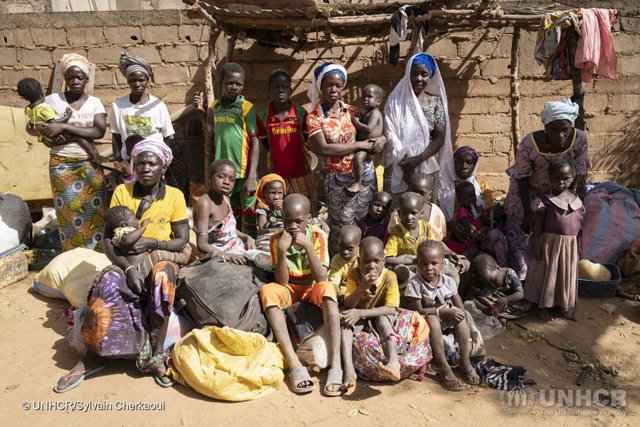 Una familia desplazada por la violencia en Burkina Faso