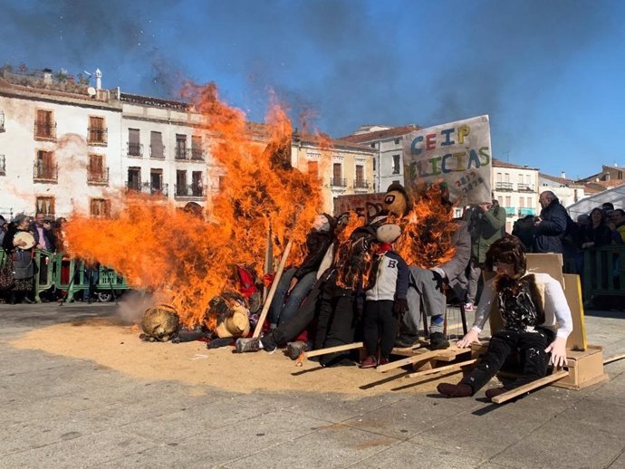 Quema del pelele en Cáceres que da paso al Carnaval