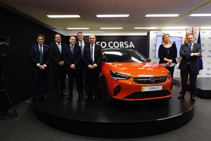 El director general Industrial de Groupe PSA Iberia y director de la planta de Zaragoza, Jose Antonio Muñoz Codina (3i), el presidente de Aragón, Javier Lambán (5i) y el director general de PSA para España y Portugal, Christophe Prévost (7i).
