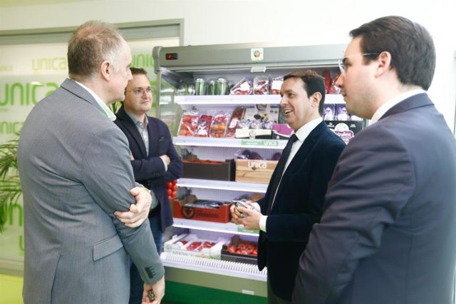 García en su visita a la sede de Única Group en el PITA