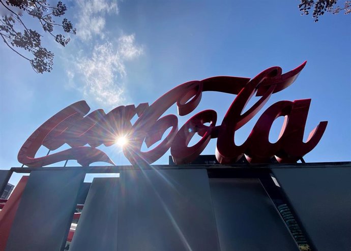 Logotipo de Coca-Cola a las puertas de su sede en la Calle de la Ribera del Loira, Madrid (España)